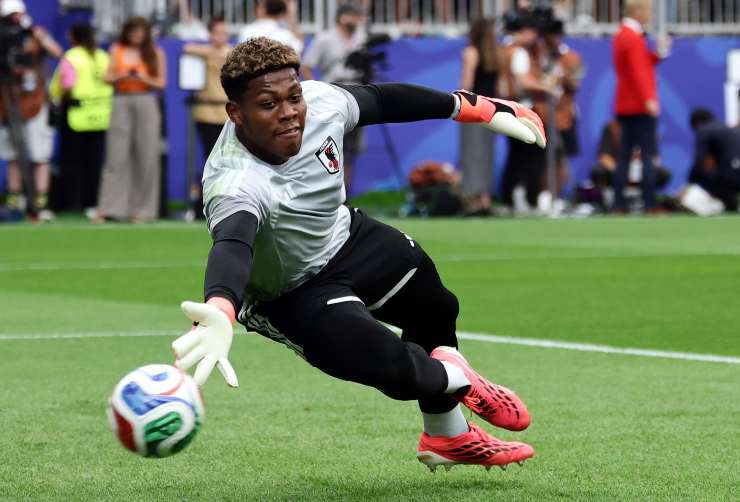 Zion Suzuki con la maglia del Giappone