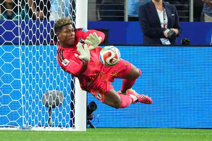 Zion Suzuki in una parata con il Giappone