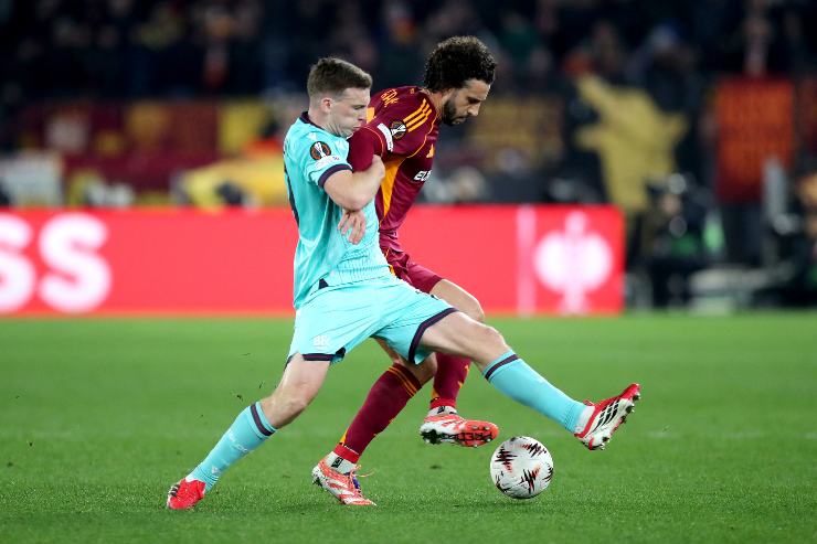 Lewis Ferguson e Mario Hermoso in contrasto