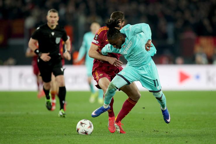 Jonathan Rowe e Bryan Cristante in contrasto