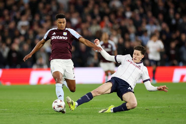 Martin Vitik e Ollie Watkins in contrasto