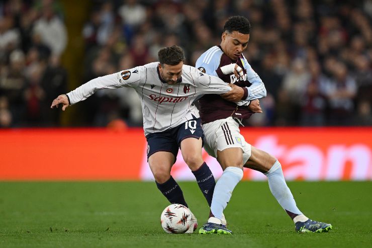 Federico Bernardeschi e Morgan Rogers in contrasto