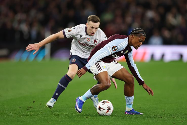 Lewis Ferguson e Leon Bailey in contrasto