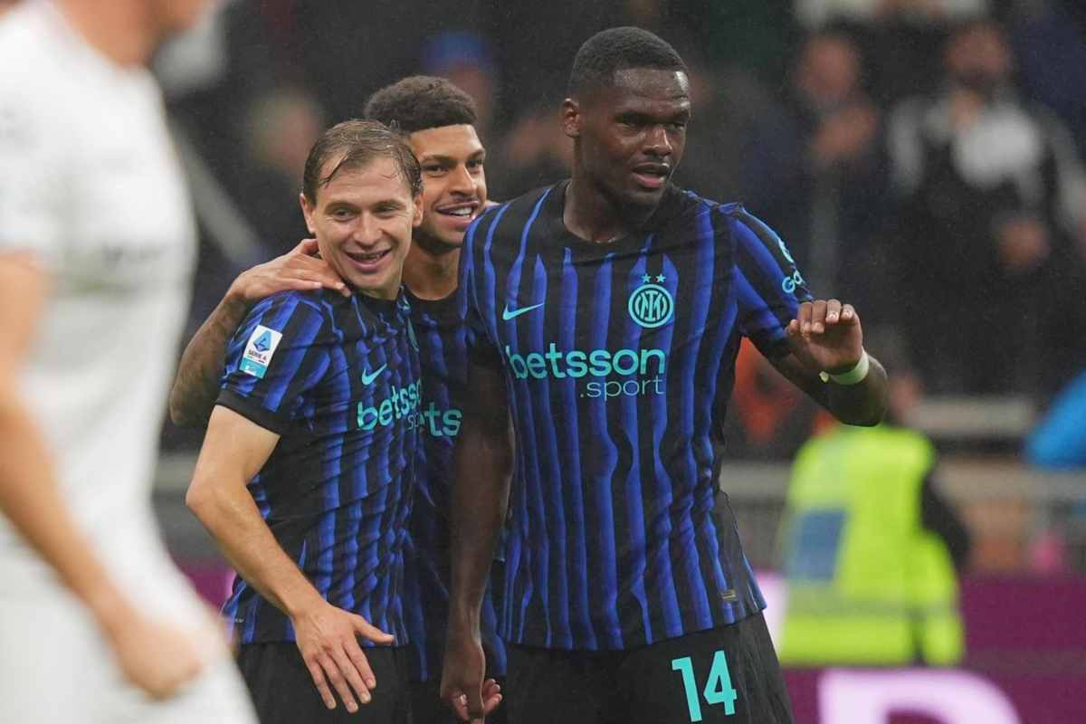 Barella sorride con i compagni