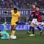 Federico Ravaglia commette fallo su Cristopher Nkunku