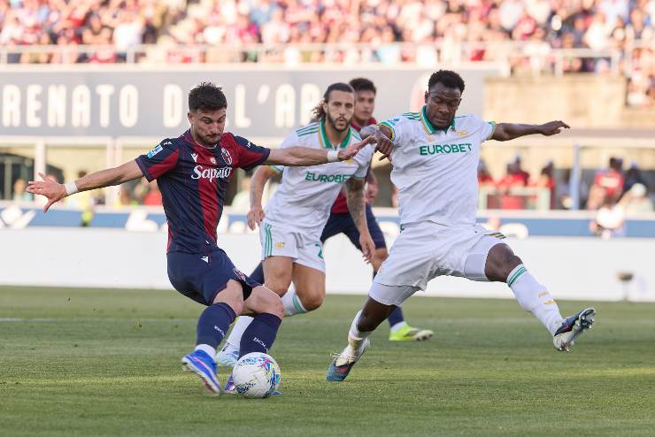 Riccardo Orsolini contrastato da Evan Ndicka