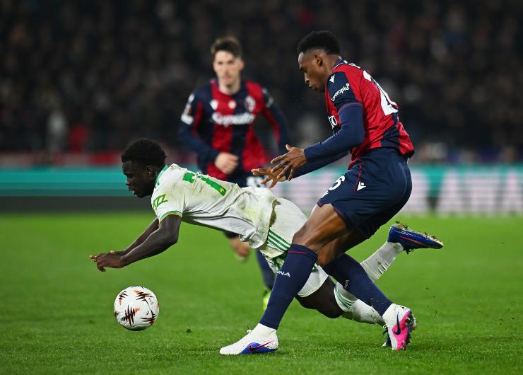 Jhon Lucumì in contrasto con Robinio Vaz