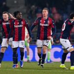 Jonathan Rowe esulta con i compagni per un gol