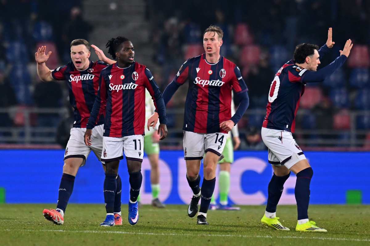 Jonathan Rowe esulta con i compagni per un gol