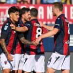I giocatori in maglia Bologna esultano per un gol