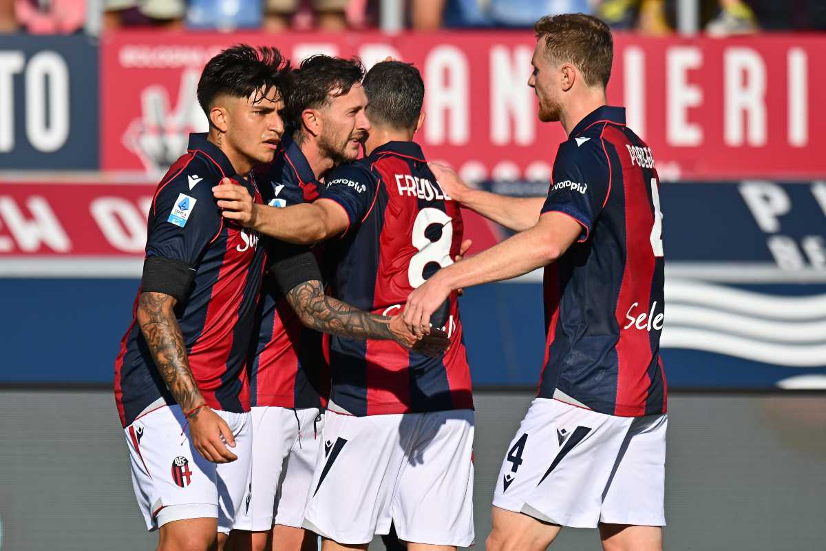 I giocatori in maglia Bologna esultano per un gol