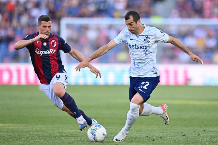 Remo Freuler in contrasto con Henrik Mkhitaryan