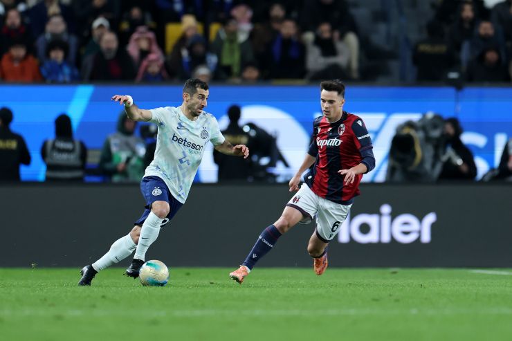 Henrikh Mkhitaryan in azione contro il Bologna