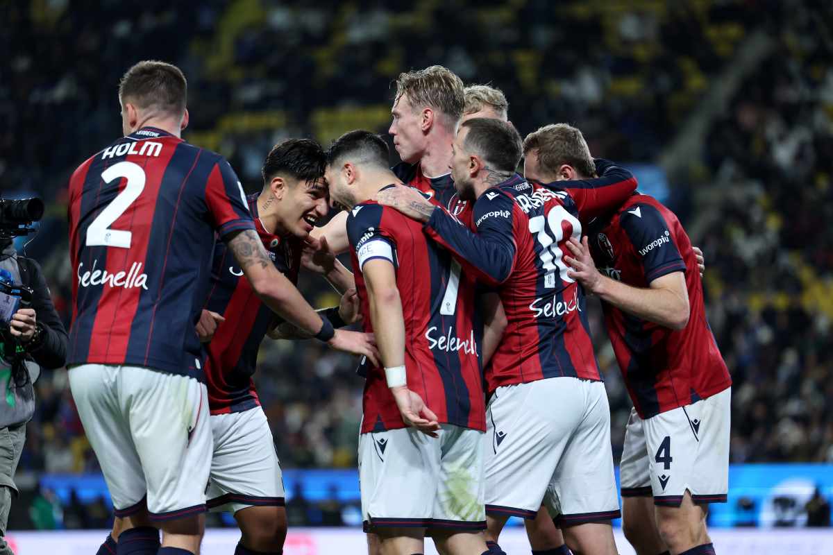 I calciatori del Bologna esultano per un gol