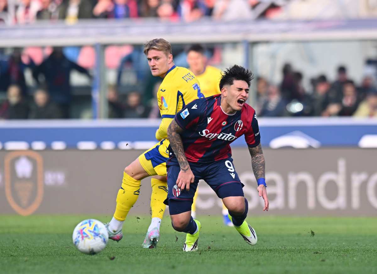 Santiago Castro in contrasto con Martin Frese