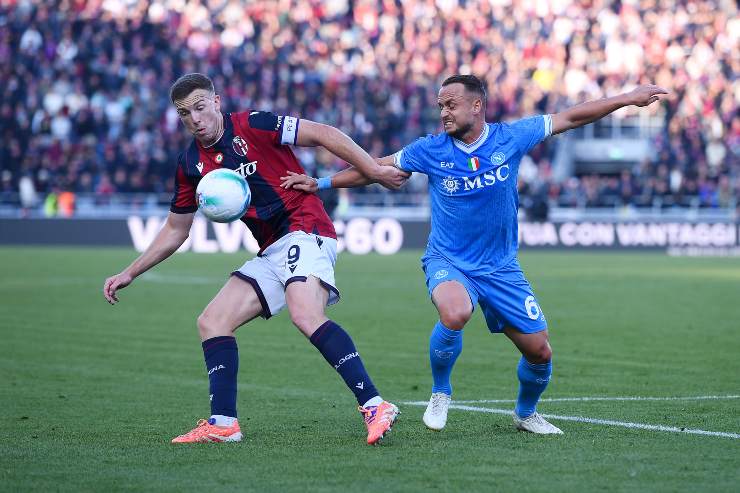 Lewis Ferguson e Stanislav Lobotka durante Bologna-Napoli