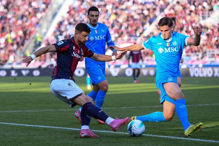 Riccardo Orsolini in azione contro il Napoli