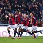 Jhon Lucumì esulta con la squadra per il gol contro il Napoli