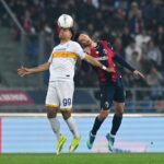 Niccolò Casale in contrasto con Walid Cheddira