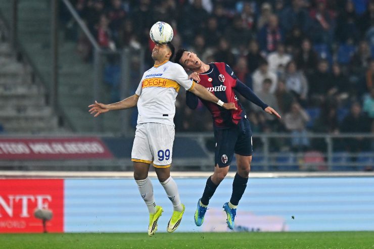 Niccolò Casale in contrasto con Walid Cheddira