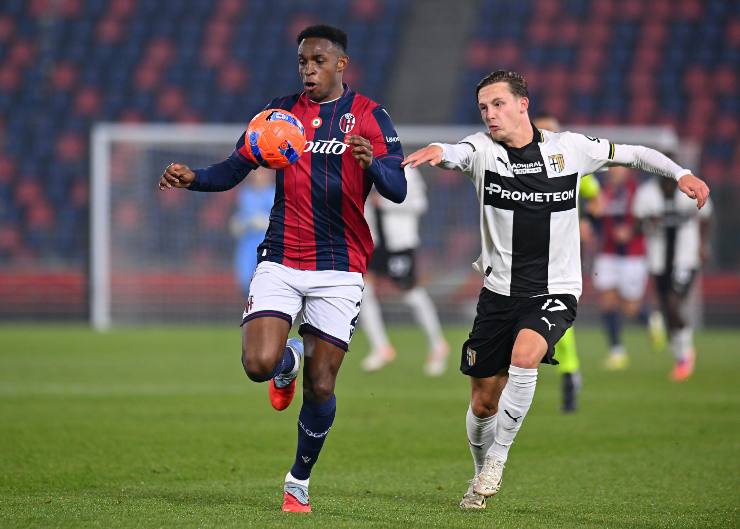 Jhon Lucumì in contrasto con Jakub Ondrejka