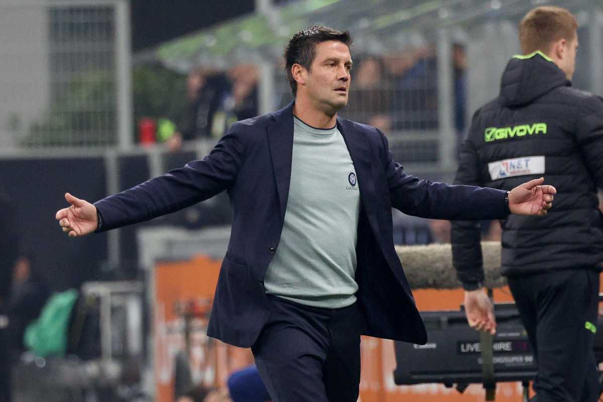 Chivu a braccia larghe