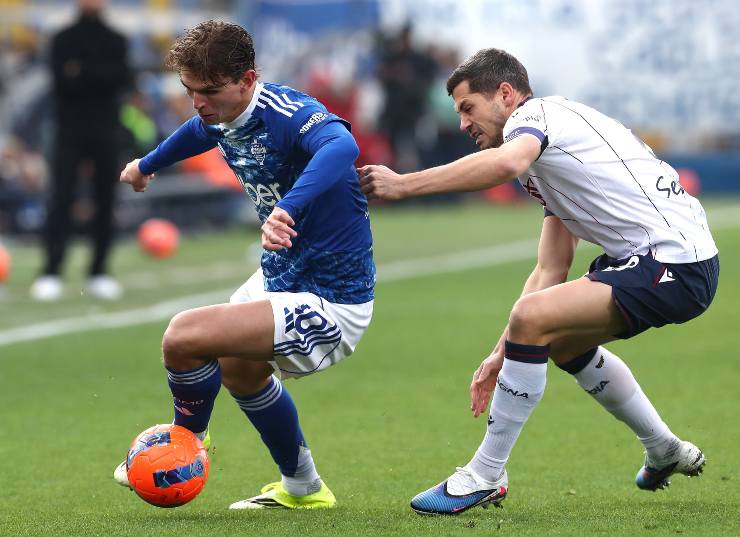 Remo Freuler e Nico Paz in contrasto