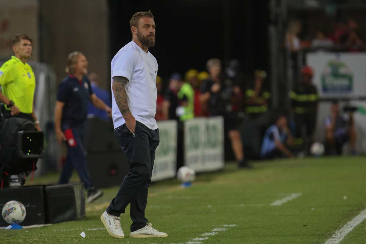 De Rossi davanti la panchina