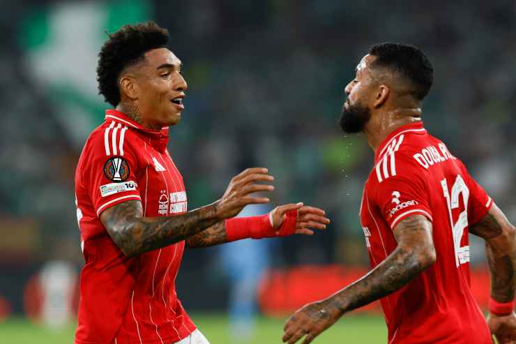 Douglas Luiz in azione