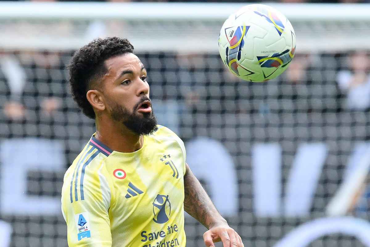 Douglas Luiz in azione