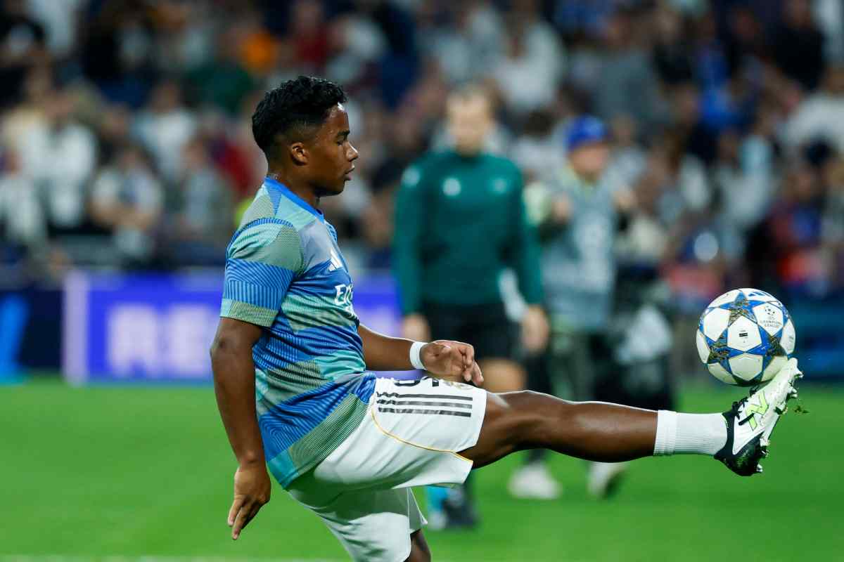 Endrick in possesso palla