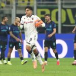 Santiago Castro raccoglie il pallone del gol in Inter-Bologna