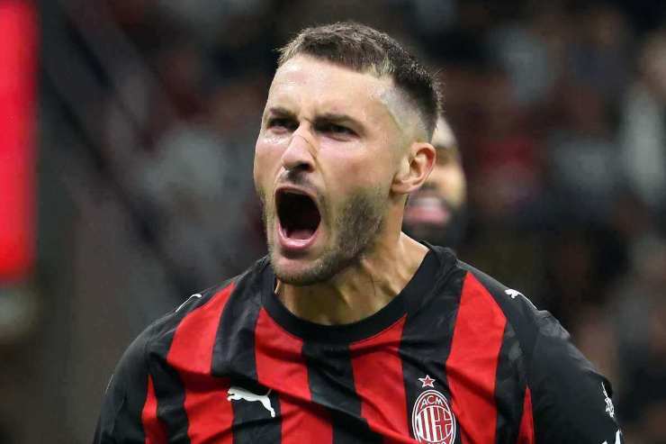 Santiago Gimenez esulta dopo un gol