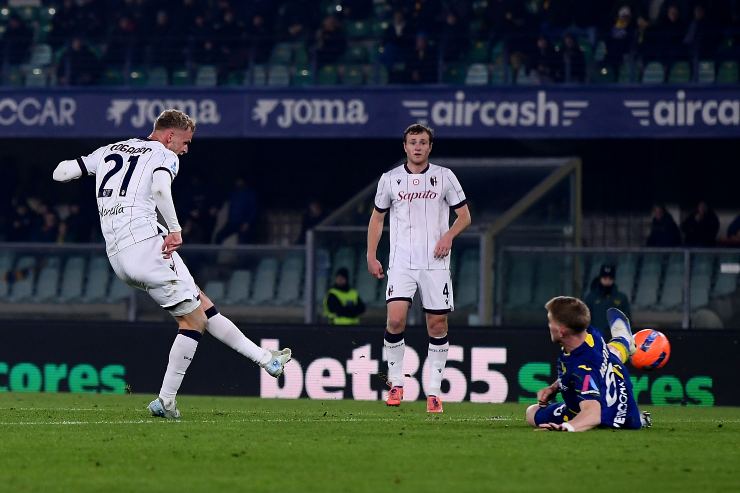 Jens Odgaard calcia in porta contro l'Hellas Verona