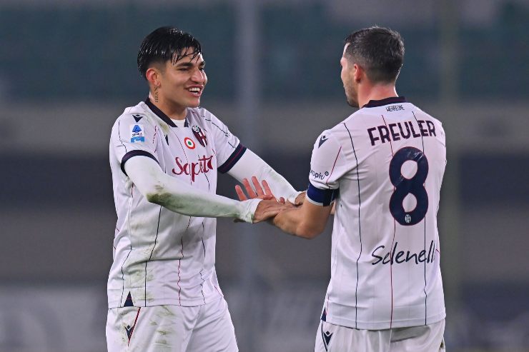 Santiago Castro e Remo Freuler con la maglia del Bologna