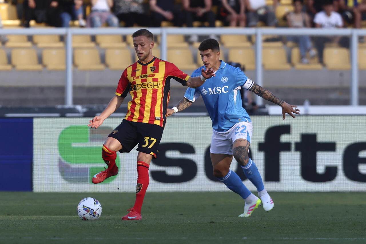 Jesper Karlsson del Lecce in lotta per il possesso con Giovanni Di Lorenzo del Napoli durante la partita di Serie A tra Lecce e Napoli