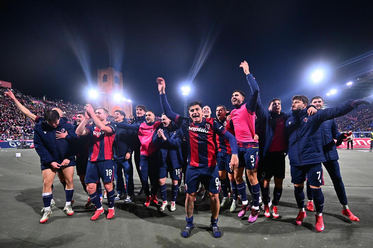 I rossoblù festeggiano con i propri tifosi (Photo by Alessandro Sabattini/Getty Images Via OneFootball)
