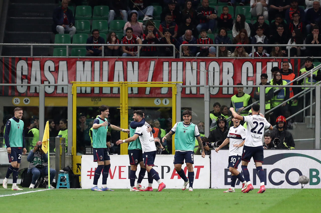 I giocatori del Bologna esultano dopo il gol di Orsolini