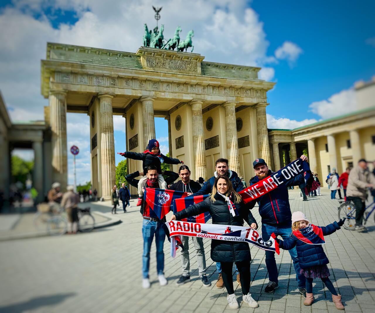 I soci di Berlino Rossoblù alla Porta di Brandeburgo