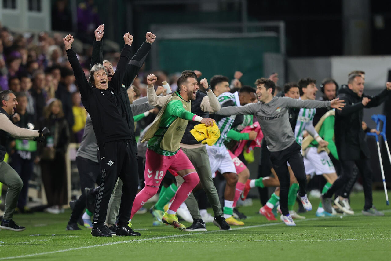 Manuel Pellegrini festeggia con i suoi ragazzi la vittoria (Photo by Gabriele Maltinti/Getty Images Via OneFootball)