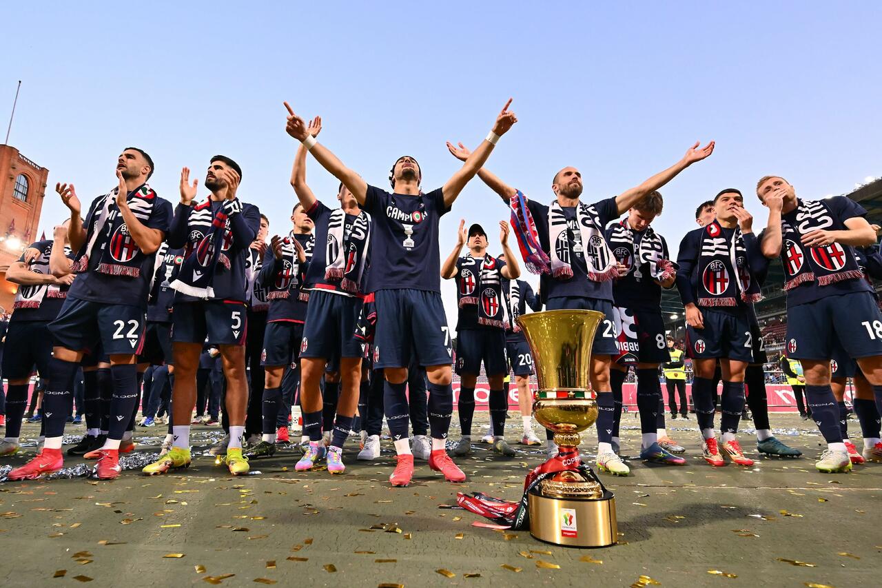 Il Bologna festeggia con i propri tifosi la vittoria della Coppa Italia (Photo by Alessandro Sabattini/Getty Images Via OneFootball)