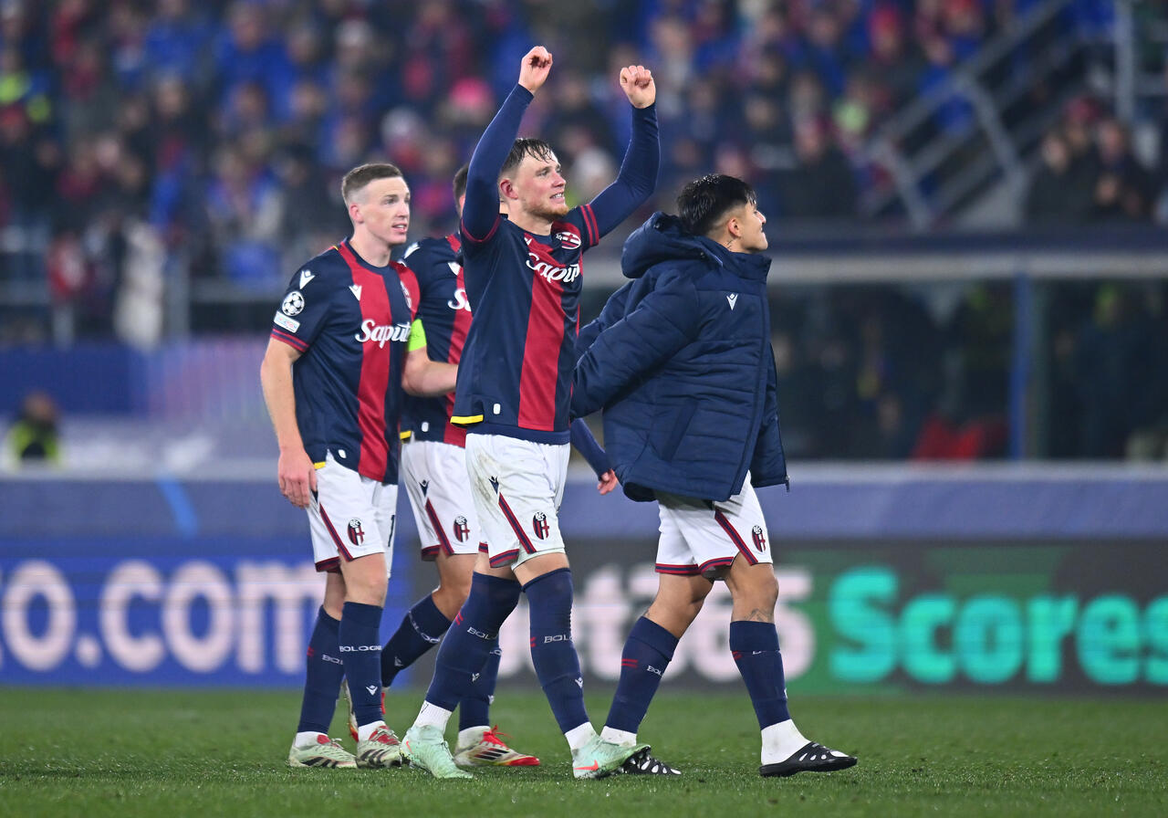 Beukema, Ferguson e Castro celebrano la vittoria ( Photo by Alessandro Sabattini/Getty Images Via OneFootball)