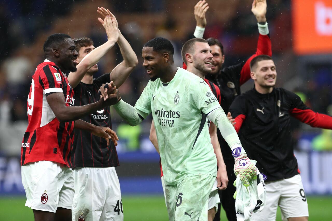 Mike Maignan, portiere del Milan, celebra la vittoria della sua squadra contro l'Inter allo Stadio Giuseppe Meazza