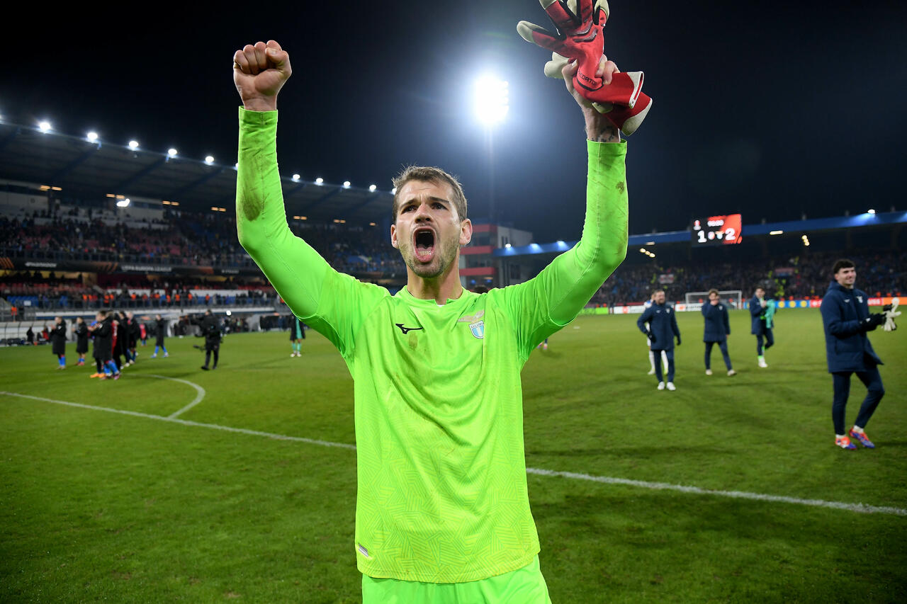 Ivan Provedel della SS Lazio festeggia la vittoria al termine dell’andata degli ottavi di finale della UEFA Europa League 2024/25 tra Viktoria Plzen e Lazio
