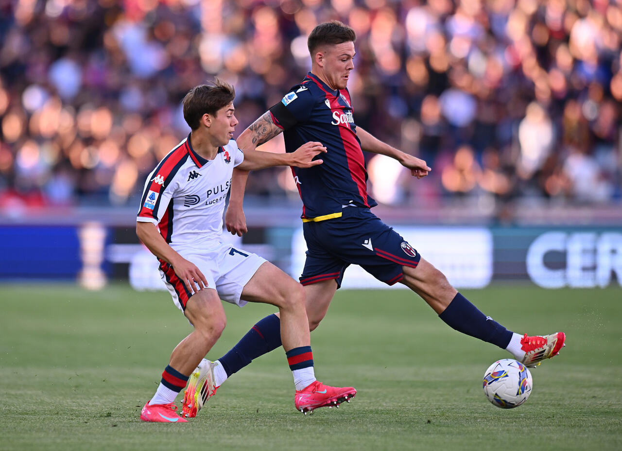 Lorenzo Venturino del Genoa affronta Emil Holm del Bologna durante il match di Serie A allo Stadio Renato Dall'Ara