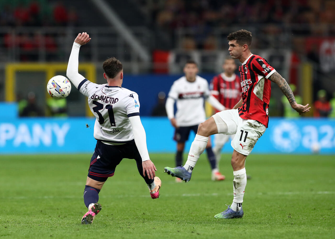 Sam Beukema in contrasto con Pulisic (Photo by Marco Luzzani/Getty Images Via OneFootball)