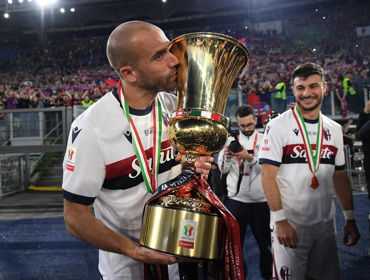Lorenzo De Silvestri del Bologna bacia il trofeo della Coppa Italia dopo la vittoria della sua squadra nella finale di Coppa Italia tra Milan e Bologna, disputata allo Stadio Olimpico