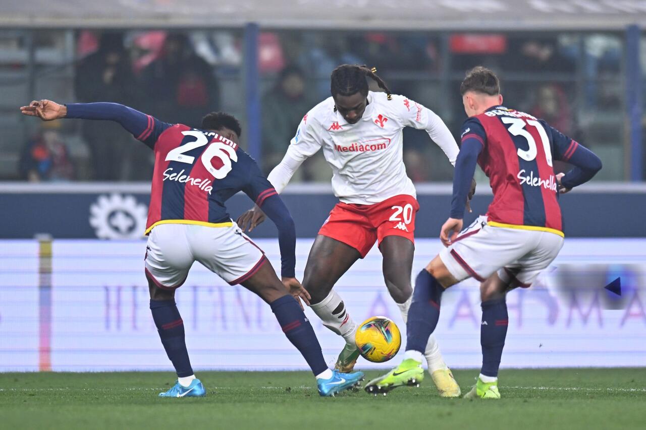 Kean contro la difesa del Bologna