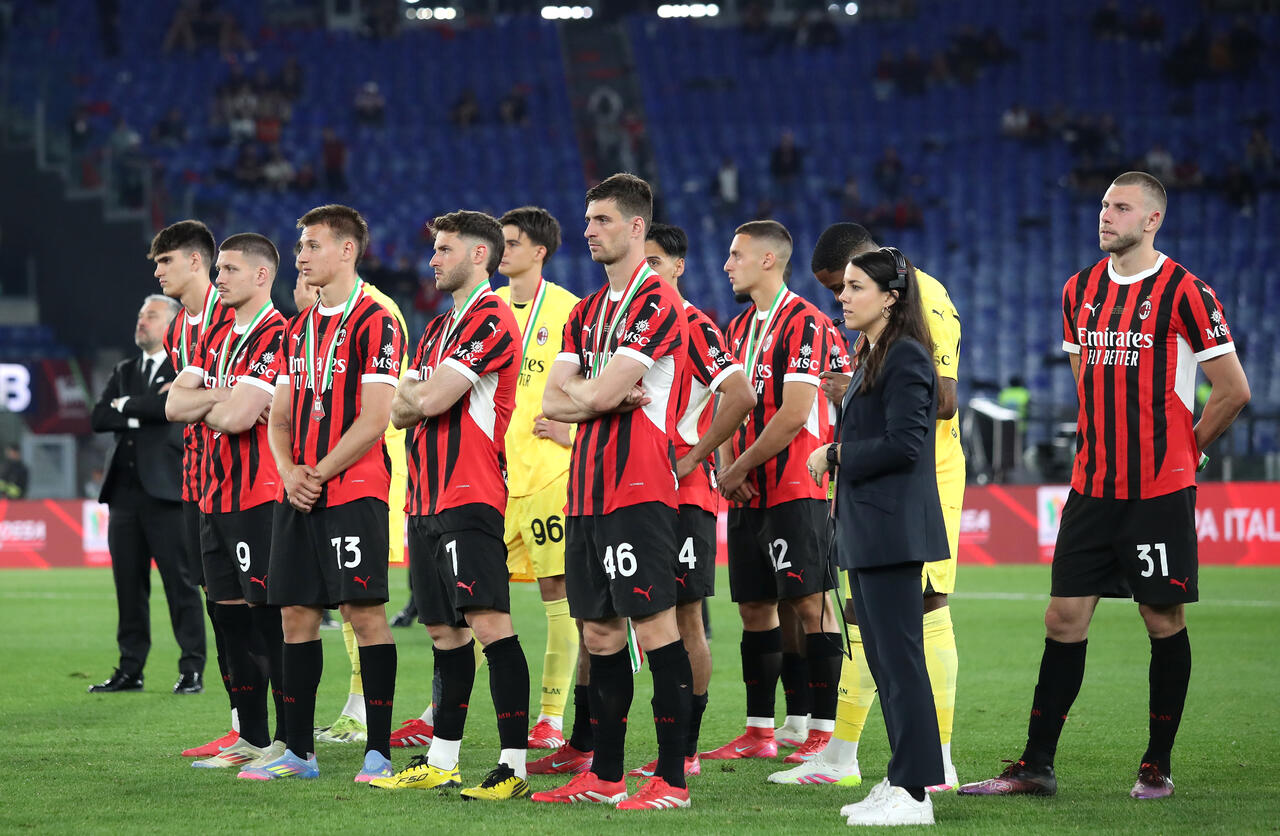 La delusione dei giocatori del Milan a fine partita (Photo by Paolo Bruno/Getty Images Via OneFootball)