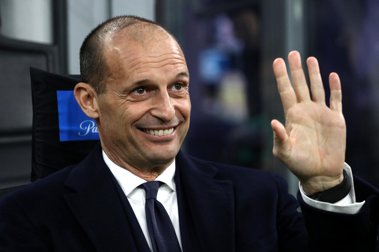 Massimiliano Allegri saluta con la mano